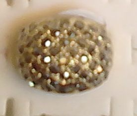 Anel dourado com pequenas pedras brilhantes